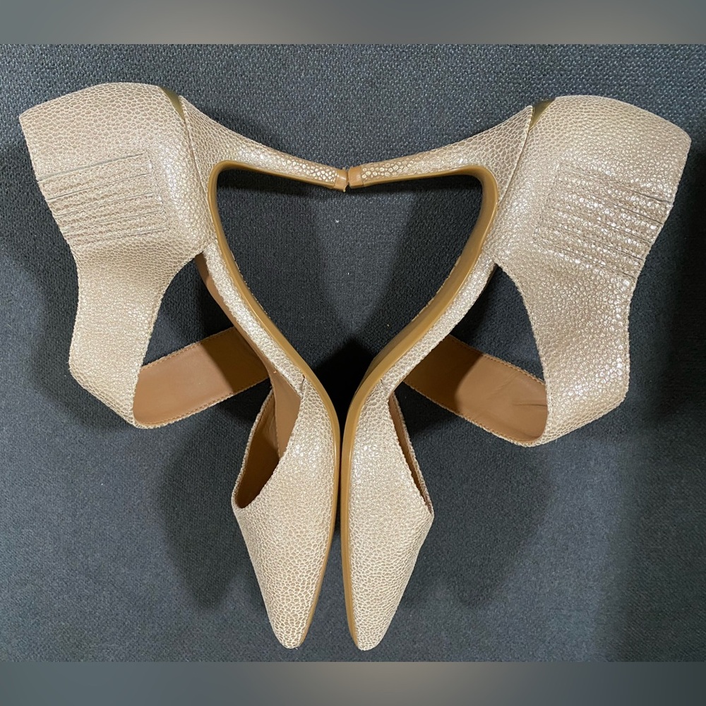 Calvin Klein Gella Pump - Picture 8 of 16